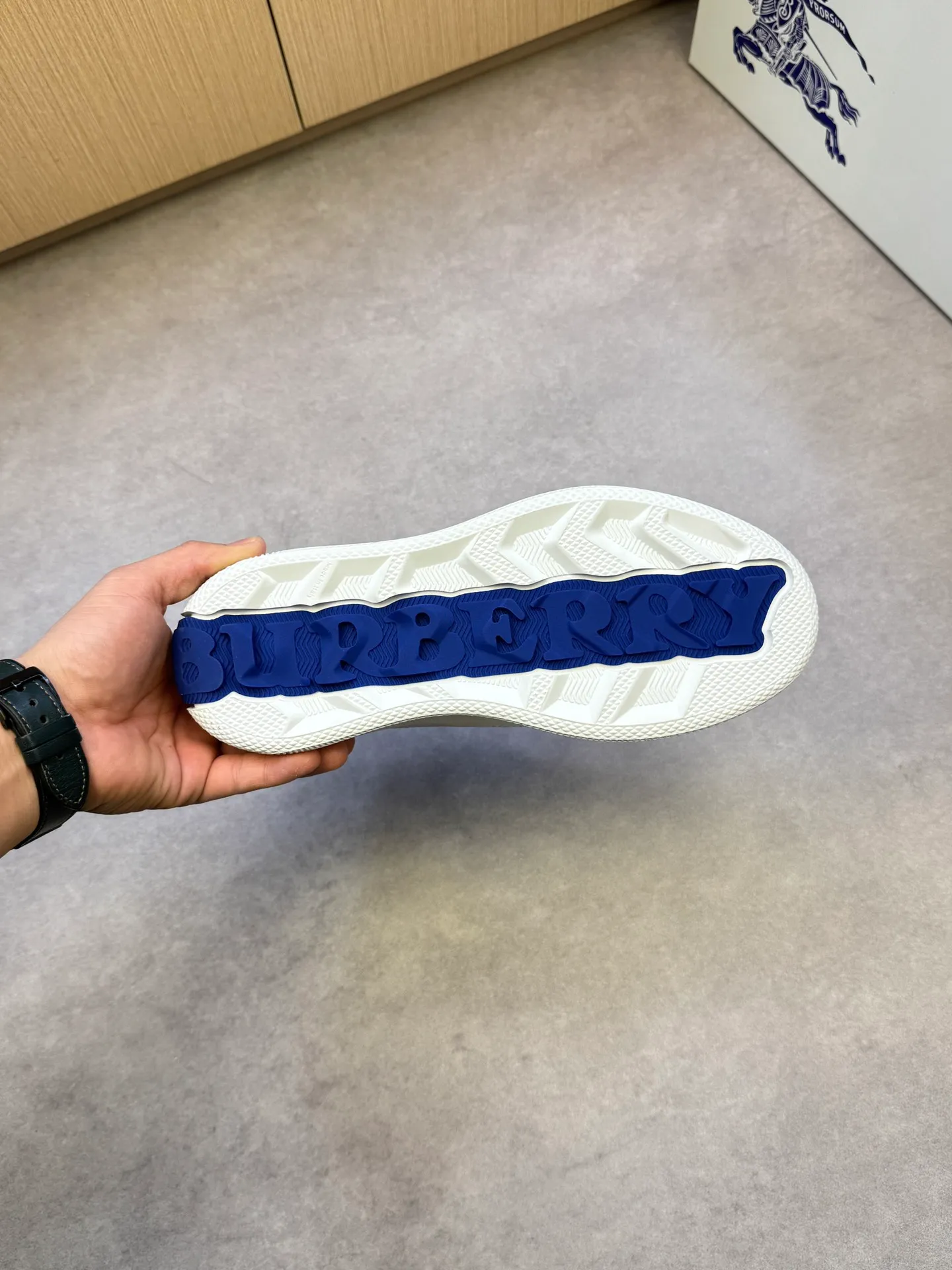 P400 [BURBERRY] Burberry casual sports sneakers - Upper: imported 🔝 open edge beaded calfskin, brand totem cloth, tongue brand cloth label - Inner: water-dyed cowhide - Outsole: ultra-light TPR rubber; two-color molded outsole - Super high quality control·Fine workmanship: highlighted (high-end, extravagance, grade) -Size: 38-44 (Male 45, can be customized)·BBR0372